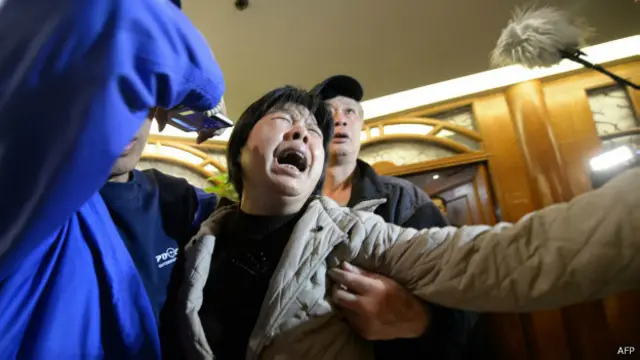 विमान हादसे में मारे गए लोगों के परिजन