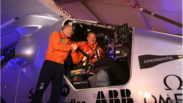 يتبادل الطياران بيكار وبورشبيرغ مهمة قيادة الطائرة ذات المقعد الواحد.