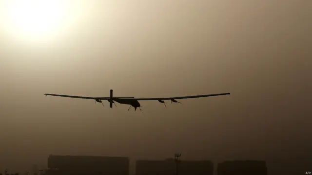 سولر امپلس کے سی ای او نے بی بی سی سے بات کرتے ہوئے کہا ’یہ ایک خاص جہاز ہے اور ہمیں بڑے سمندروں کے اوپر سے گزرنا ہے۔ ہمیں ہو سکتا ہے کہ اس کی پرواز کو مسلسل پانچ دن اور پانچ راتیں جاری رکھنا پڑے اور یہ ایک بڑا چیلنج ہو گا اور ہمارے پاس چین کے اوپر سے گزارنے میں اگلے دو ماہ ہوں گے اور اس کے لیے ہمیں تیاری کرنا ہو گی۔‘