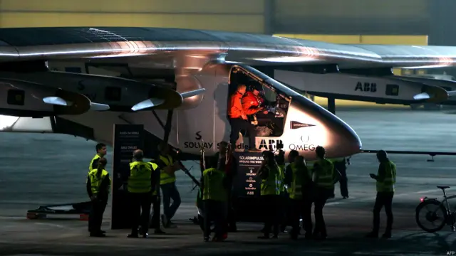 شمسی توانائی سے چلنے والا ایک ہوائی جہاز پیر کو دنیا کے گرد چکر لگانے کے مشن پر روانہ ہو گیا ہے۔