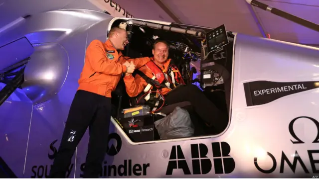 ایک نشست والے اس جہاز کو سوئٹززلینڈ کے دو پائلٹ آندرے بوریش برگ اور برتروں پیکارڈ وقفے وقفے سے اڑائیں گے اور یہ پرواز کے دوران جہاز کو مختلف شہروں میں روکیں گے تاکہ جہاز کو درکار مرمتی کام کیا جا سکے۔ اسی دوران ماحول دوست ٹیکنالوجی کی تشہیر بھی کی جا سکے۔