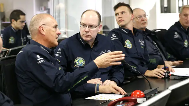 شہزادہ البرٹ دوم سولر امپلس 2 پراجیکٹ کے ڈائریکٹر سے معلومات حاصل کر رہے ہیں۔ 