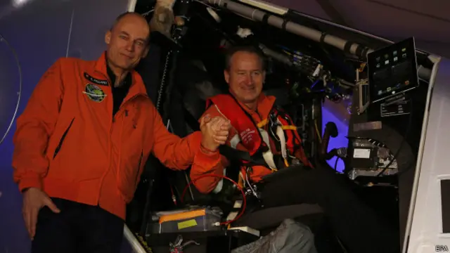 Пілоти судна - Андре Боршберг (справа) і Бертран Пікар (зліва)