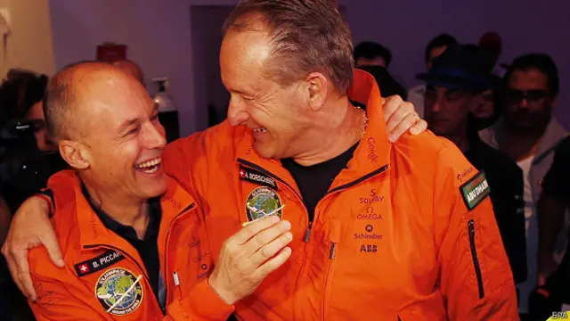 دونوں پائلٹ سوئٹزرلینڈ سے تعلق رکھتے ہیں بائیں برٹرینڈ ہیں تو دائیں لمبے قد کے آندرے بورشبرگ ہیں