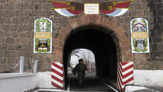 Военнослужащие на территории 102-й российской военной базы Южного военного округа в Гюмри.