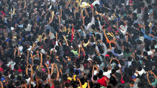  پولیس نے بتایا ہے کہ جن افراد کو گرفتار کیا گیا ہے ان پر قانون اپنے ہاتھ میں لینے اور فساد پھیلانے کے الزامات عائد کیے گئے ہیں