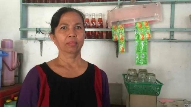 Sukirman tem uma loja em frente ao porto e diz estar lucrando com a presença de estrangeiros na cidade (Foto: BBC)