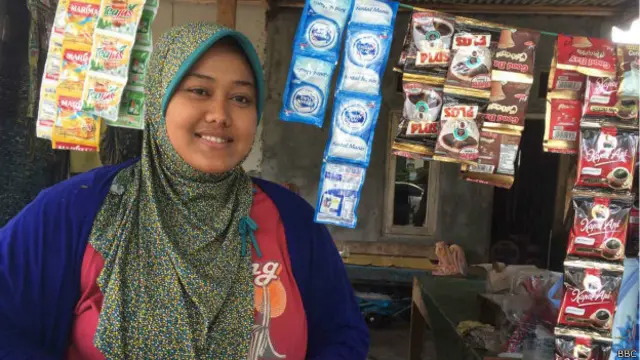 Tenda de Santi foi inaugurada havia um dia: "Há uma chance para se fazer dinheiro. Este lugar está lotado" (Foto: BBC)