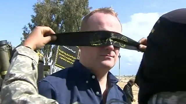 نیروهای فلسطینی کوئنتین سامرویل، خبرنگار بی بی سی را قبل از دسترسی به یکی از این تونل ها چشم بند زدند. 