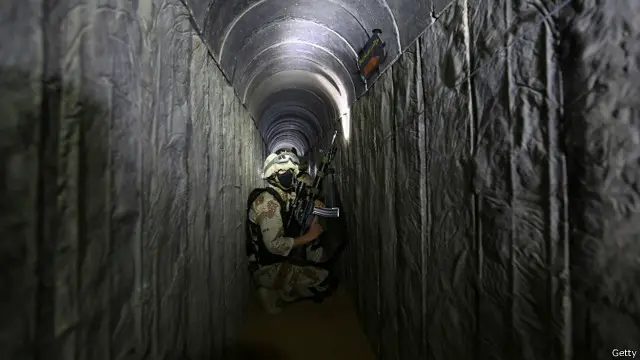 تقول مصر إن الأنفاق إحدى وسائل المسلحين الناشطين في سيناء للحصول على السلاح من داخل غزة.