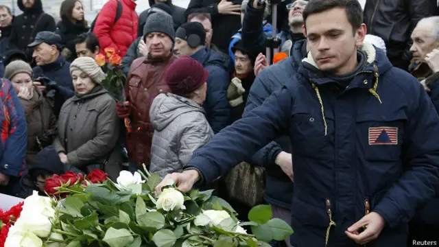 Оппозиционер Илья Яшин кладет цветы на месте убийства Бориса Немцова