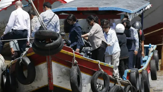 Familiares de detentos viajam para Nusakambangan (Foto: Reuters)