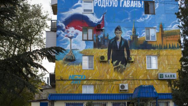 Разрисованный торец жилого дома в Севастополе