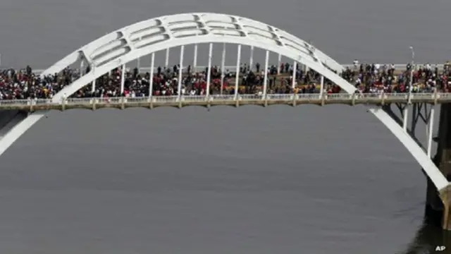 सैकड़ों लोगों ने एडमंड पेटस पुल को पार किया