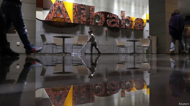 Seorang pekerja membersihkan lantai di kantor pusat Alibaba di Hangzhou, Provinsi Zhejiang.