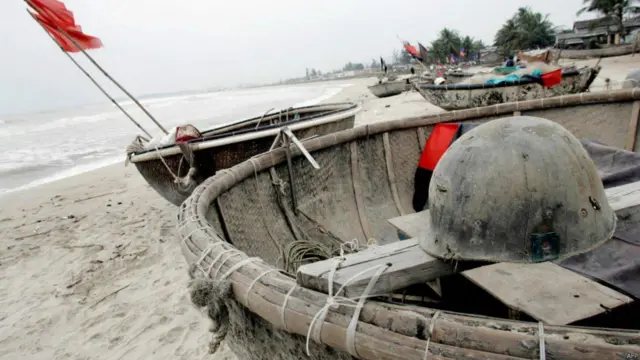 Ngày 8/3/1965, Thủy quân lục chiến Mỹ đổ bộ xuống bãi biển Nam Ô, gần Đà Nẵng, bắt đầu cuộc chiến trên bộ tại Nam Việt Nam. Hình của AFP chụp chiếc nón của lính Mỹ ngày nay ở chính bãi biển này. BBC Tiếng Việt giới thiệu lại một số hình về Cuộc chiến Việt Nam.