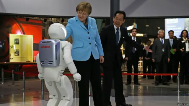 Меркель с роботом