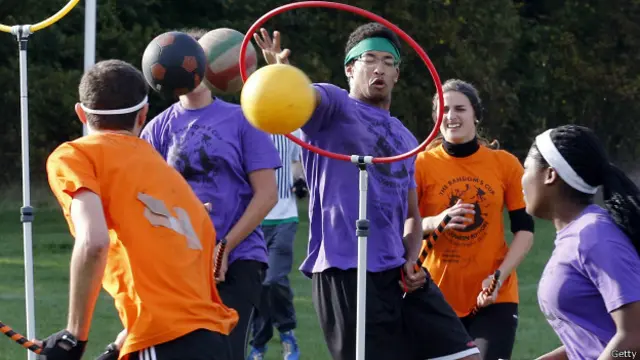 Los jugadores están obligados a correr con un palo, lo que dificulta controlar la pelota.