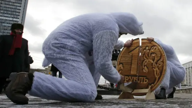 Из-за падения цен на нефть и санкций Запада в отношении России рубль потерял почти половину своей стоимости. В "черный вторник" 16 декабря, несмотря на поднятие Центробанком ключевой процентной ставки до 17% годовых, рубль достигал экстремальных значений - 100 за евро и 80 за доллар.