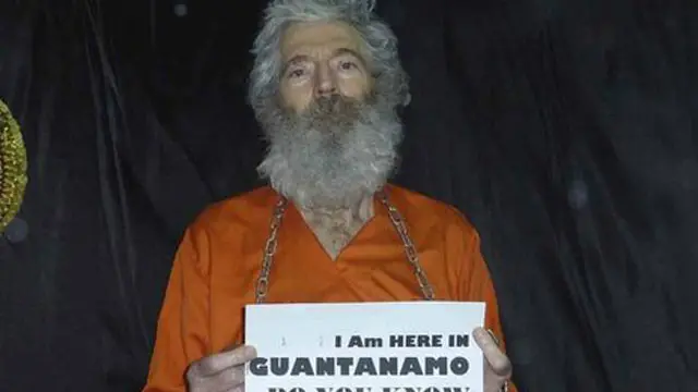 خانواده آقای لوینسون سال ۲۰۱۱ تصاویری از او در لباس نارنجی زندانیان گوانتانامو دریافت کردند