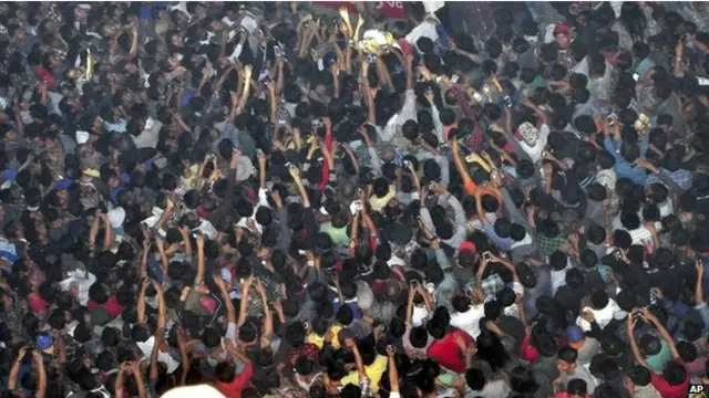 නාගලන්ත ප්‍රාන්තවාසීන් දහස් ගණනක් කඩා වැදී සිර මැදිරිය බිඳ