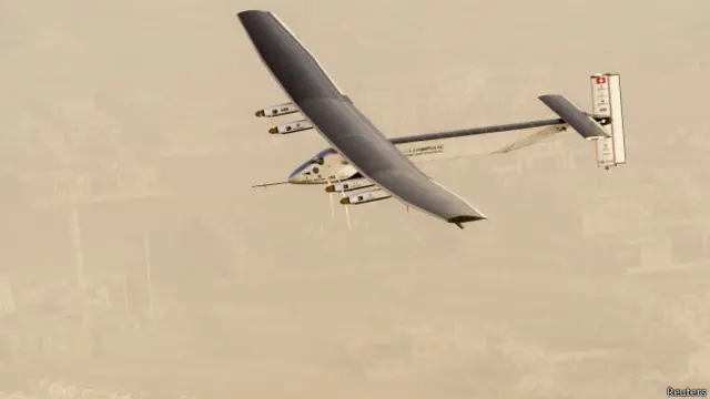 Solar Impulse-2 mengandalkan panel surya pada bagian atas sayap untuk memberi tenaga pada baling-baling.