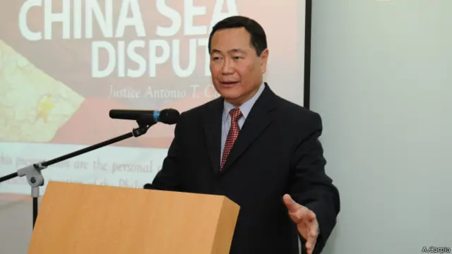 自2012年中菲南海争端升级以来，马尼拉民间的“普法”活动十分活跃。这其中，以大法官卡皮奥为代表的菲律宾精英阶层尤为突出。他的演讲题目为《历史真相和历史谎言》，涉及地图和法律。