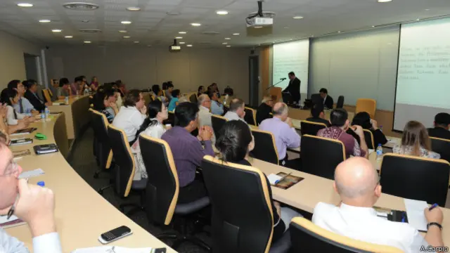 “菲律宾与中国的纠纷，是世代的挣扎，”菲律宾最高法院大法官东尼奥·卡皮奥（左二）在近期的一场公共讲座中说。