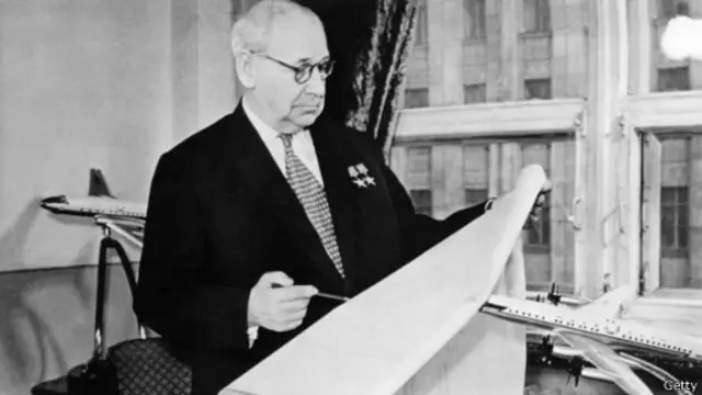 صمم المهندس الروسي أندريه توبوليف طائرته من طراز "توبوليف تو-95" (أو الدب) في خمسينيات القرن الماضي، ولا تزال في الخدمة حتى يومنا هذا