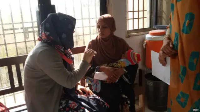 ڈاکٹر نور کہتی ہیں کہ والدین کا کہنا ہے کہ کہ اس بینڈ نے انھیں حفاظتی ٹیکے لگوانے کا پابند بنا دیا ہے