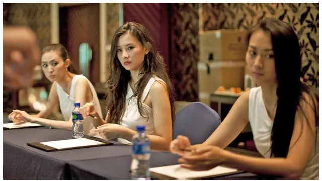 Thí sinh Hoa hậu Trung Quốc 2014 học cách ứng xử từ giáo viên trường Seatton (Ảnh Darcy Holdorf)
