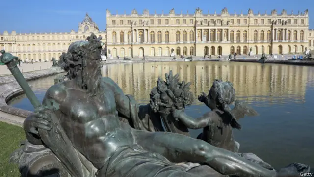 El Palacio de Versalles se une con su prohibición a otros museos del mundo que no admiten el uso del palo de selfie en sus instalaciones.