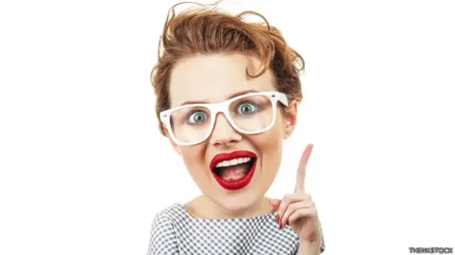 Mujer que parece tener una voz chillona