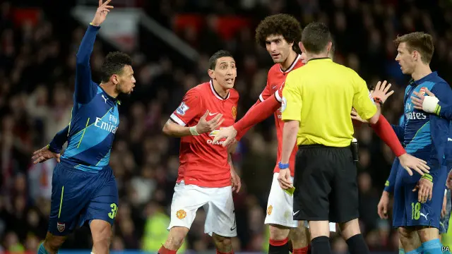 Angel Di Maria bị hai thẻ vàng trong chưa đầy 1 phút.