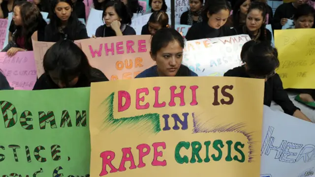 Yeni Delhi'de 2010 yılında düzenlenen protestolardan bir görüntü. Pankartta "Delhi'de tecavüz krizi var" yazıyor.