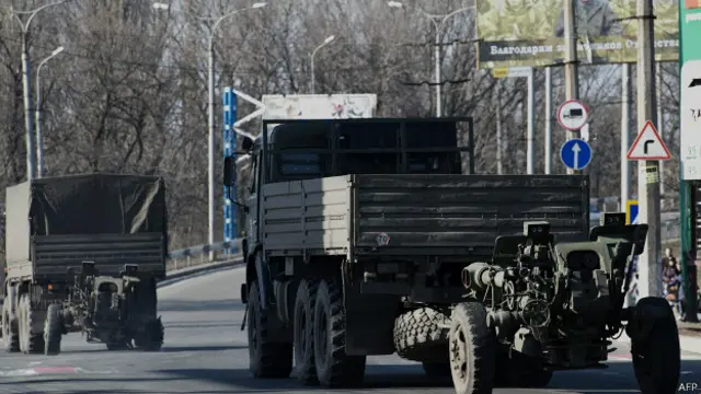 Тягачи сепаратистов везут артиллерийские орудия в Донецке 7 марта 2015 года