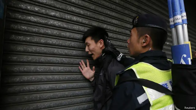 香港警方在元朗拘捕示威者