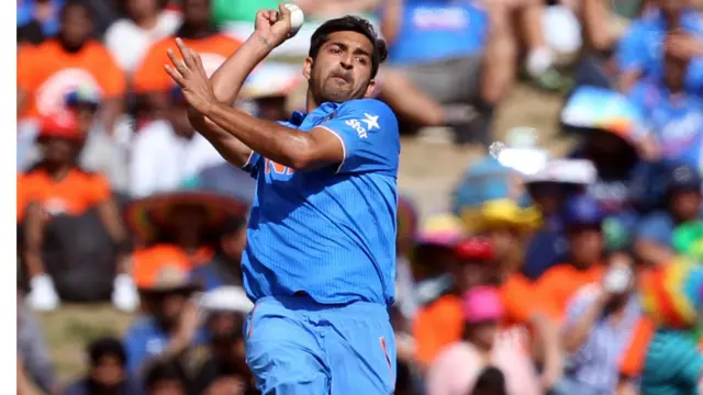 موہت شرما نے اوپنر پوٹر فیلڈ کو آوٹ کر کے ایک وکٹ حاصل کی۔