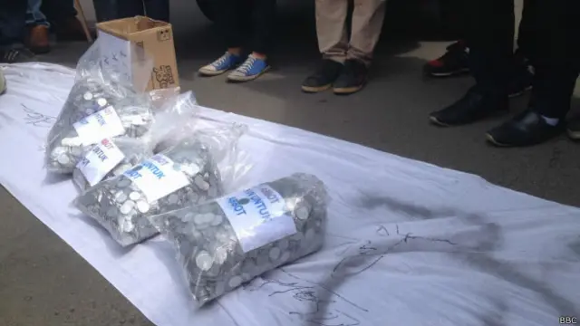 Empat kantung plastik itun berisi koin sebanyak 17.837 keping.