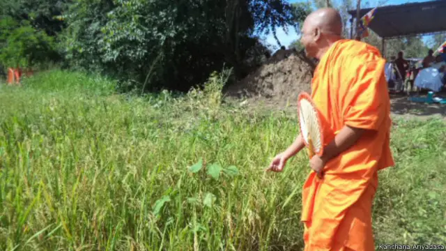 ग़रीब किसान ने किया हाथियों के लिए धान के खेत का दान