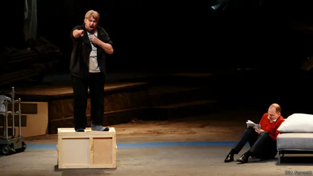 Солист Датской Королевской оперы Стиг Андерсон в роли Генриха Тангейзера и Павел Янковский в роли Вольфрама фон Эшенбаха в опере Рихарда Вагнера "Тангейзер"