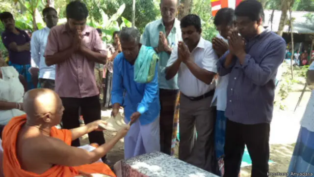 ग़रीब किसान ने किया हाथियों के लिए धान के खेत का दान