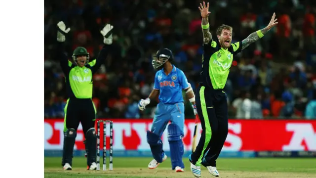 آئیرلینڈ کی جانب سےمونی سمیت دیگر بولرز اور فیلڈ میں موجود کرکٹرز متعدد اپیلیں کرنے کے باوجود امپائرز سے مثبت جواب حاصل نہ کر پائے۔