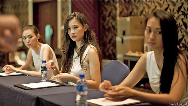 Участницы конкурса "Мисс Китай-2014" учатся этикету