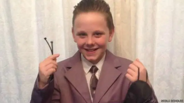 Liam Scholes məktəbə məftil bağlar və göz maskası ilə gedib 