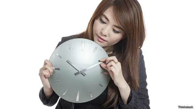 Женщина с циферблатом