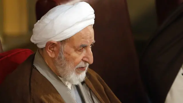 آیت‌الله یزدی بخشی از حاکمیت سیاسی را نمایندگی می‌کند که پیگیر «حکومت اسلامی» است و باوری به «جمهوریت» ندارد، و در برابر امر واقع، ناگزیر از تلاش برای توجیه وضع مستقر برمی‌آید.