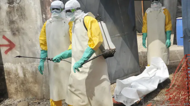 Para tenaga medis harus memakai baju pengaman dan sarung tangan berlapis guna melindungi diri dari penularan virus Ebola.