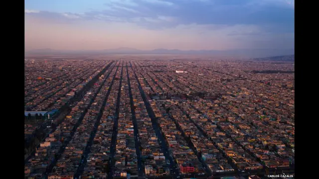 A foto de Carlos Cazalis da Cidade do México é um dos 90 trabalhos por 42 fotógrafos de 21 países que estão sendo exibidos no centro de exposições Somerset House, em Londres.