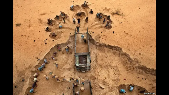 Outras imagens selecionadas para a exposição final incluem a imagem de extração ilegal de areia em Bengala Ocidental, na Índia. O registro foi feito pelo fotógrafo Sudipto Das.